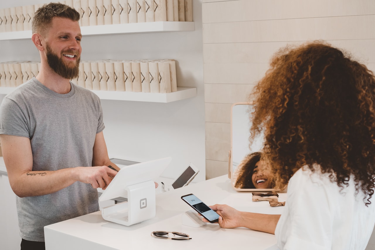 Cliente che paga con carta al bancone di un locale