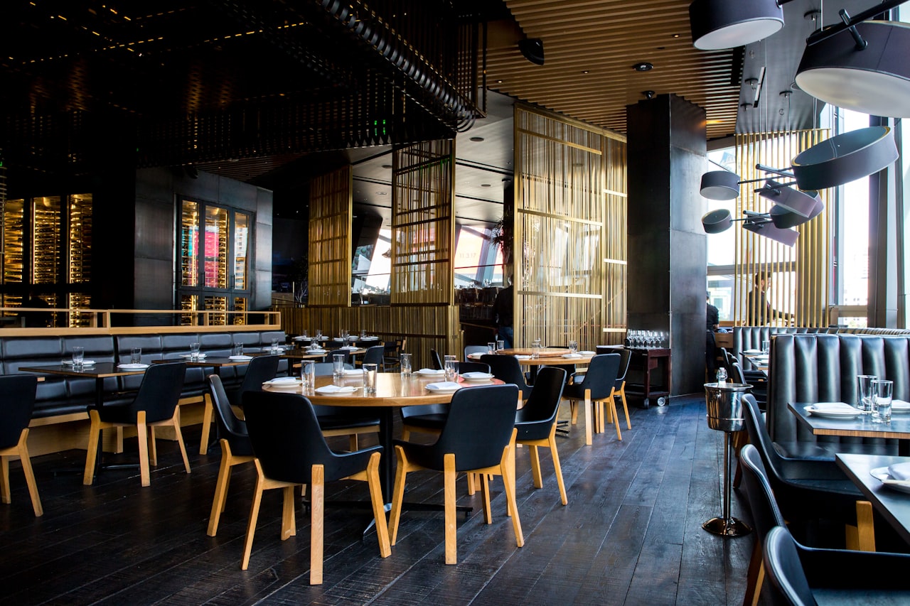 Sala di un ristorante con tavoli apparecchiati