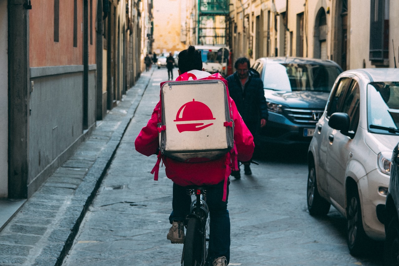 Rider in consegna per un servizio di food delivery