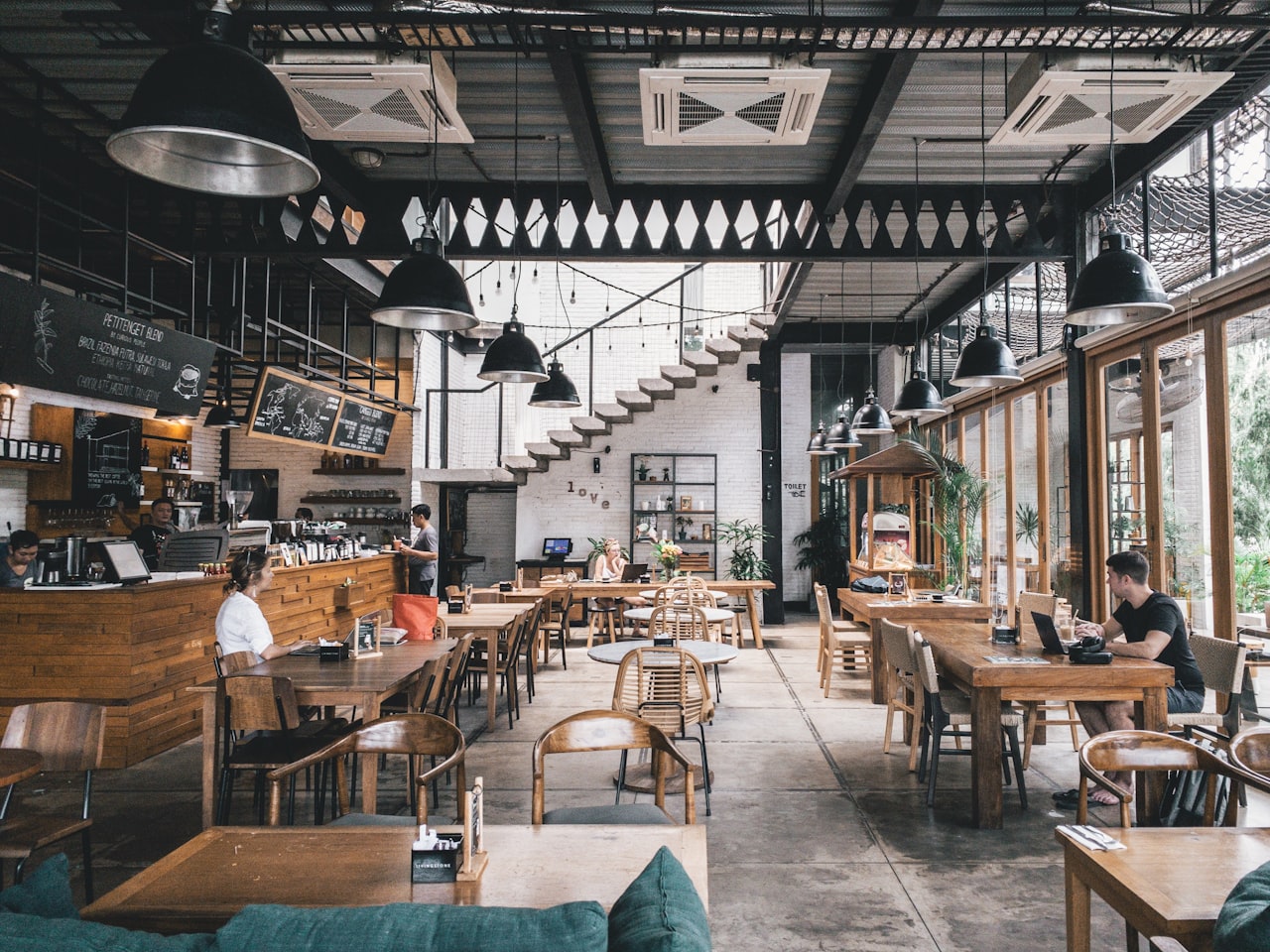 Interno luminoso di un ristorante moderno