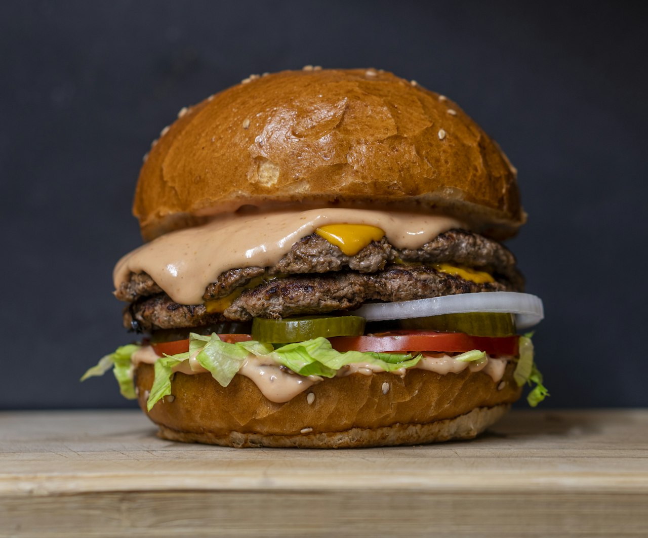 Hamburger americano servito in un ristorante